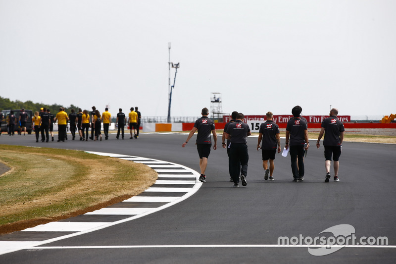 Kevin Magnussen, Haas F1 Team, cammina lungo il circuito