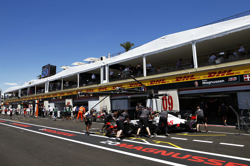 Kevin Magnussen, Haas F1 Team VF-18, viene riportato nel garage