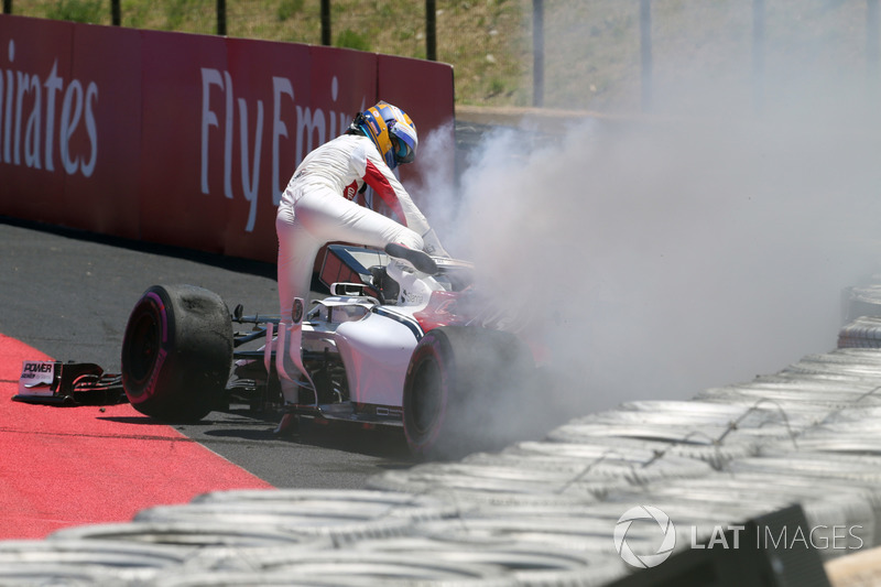 Авария и пожар: Маркус Эрикссон, Alfa Romeo Sauber C37