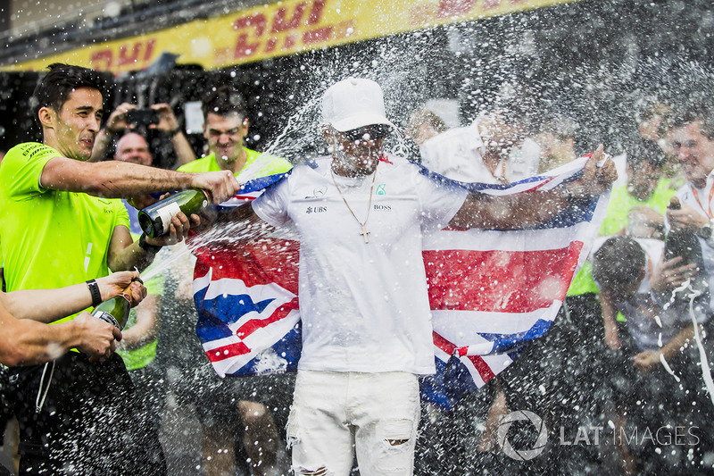 2017 World Champion Lewis Hamilton, Mercedes AMG F1 celebrates with his team