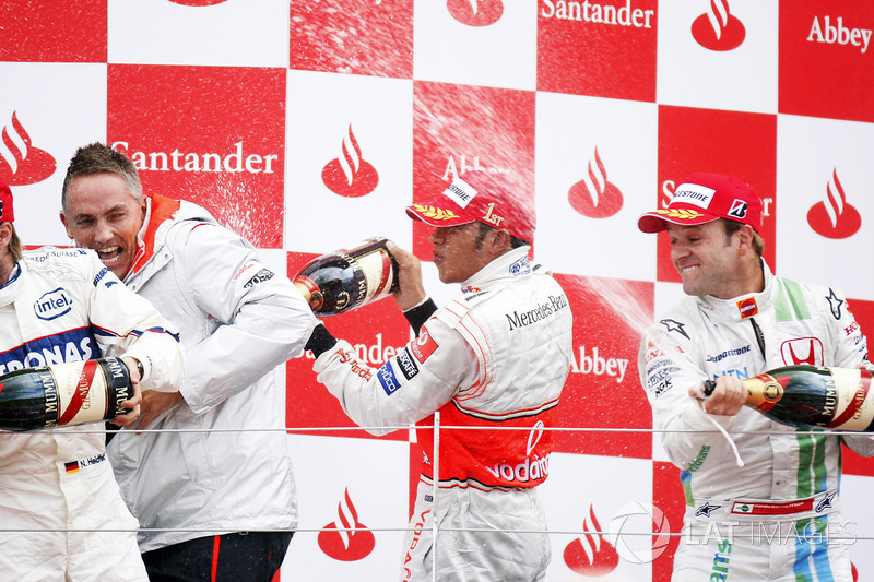 Podium : le vainqueur Lewis Hamilton, McLaren MP4-23, le deuxième Nick Heidfeld, BMW Sauber F1.08, le troisième Rubens Barrichello, Honda RA108, et Martin Whitmarsh, directeur général, McLaren Group