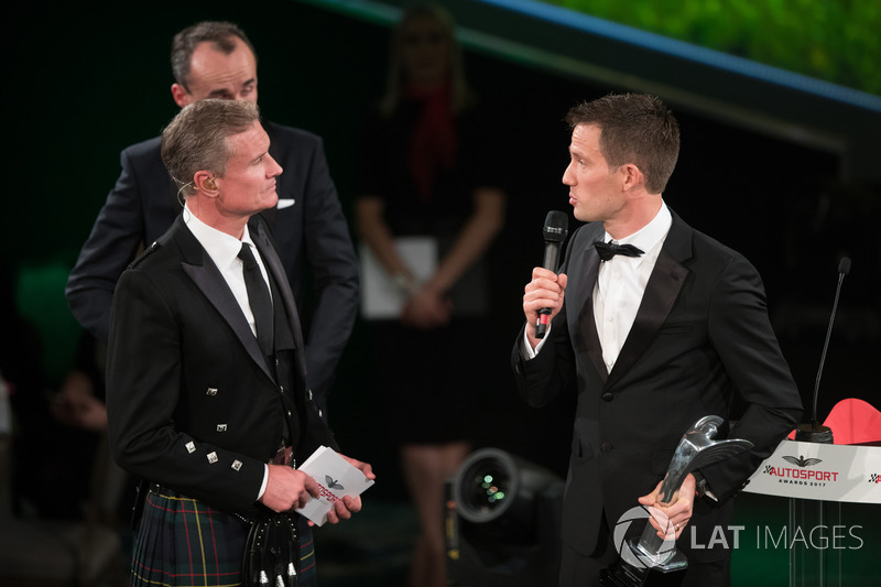 Robert Kubica presenta el premio piloto del año de Rally a Sébastien Ogier