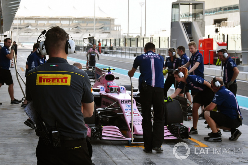 Ingeniero de Pirelli y Nikita Mazepin, Sahara Force India VJM10