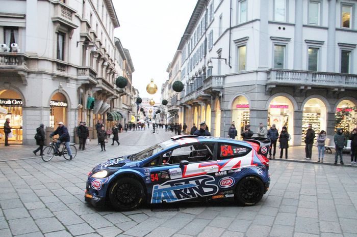 Competidores  llegan a la salida oficial