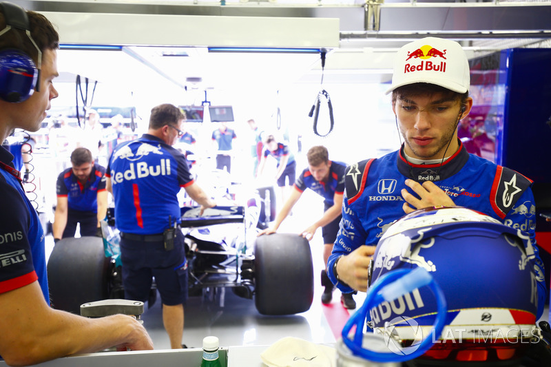 Pierre Gasly, Toro Rosso et Brendon Hartley, Toro Rosso STR13 Honda, poussé par les ingénieurs