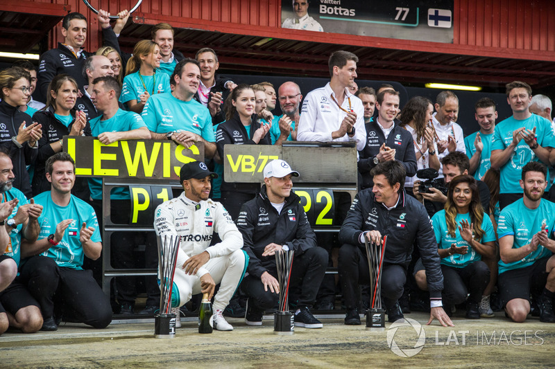 Ganador, Lewis Hamilton, Mercedes-AMG F1 y Valtteri Bottas, Mercedes-AMG F1 celebran