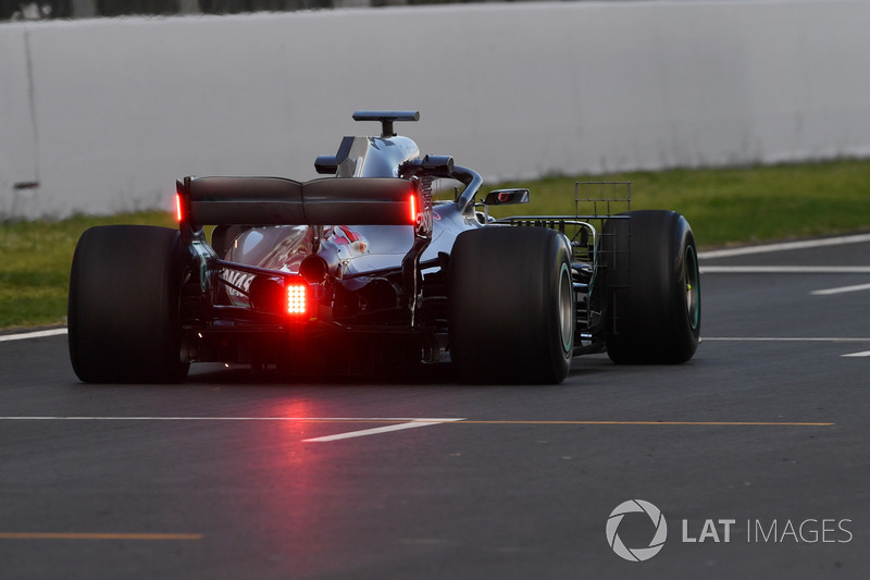 Lewis Hamilton, Mercedes-AMG F1 W09 dengan lampu sayap belakang