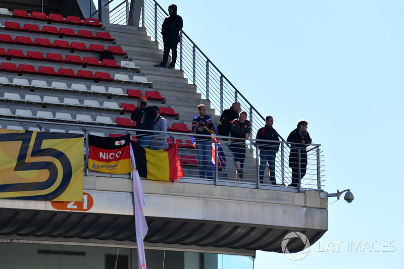 Outros preferiram ficar nas arquibancadas do autódromo.