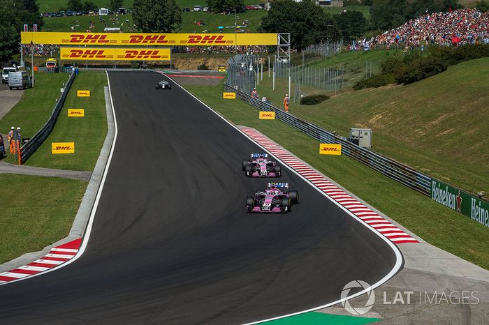 Esteban Ocon, Force India VJM11 por delante de Sergio Perez, Force India VJM11
