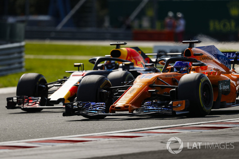 Fernando Alonso, McLaren MCL33, batalla con Daniel Ricciardo, Red Bull Racing RB14