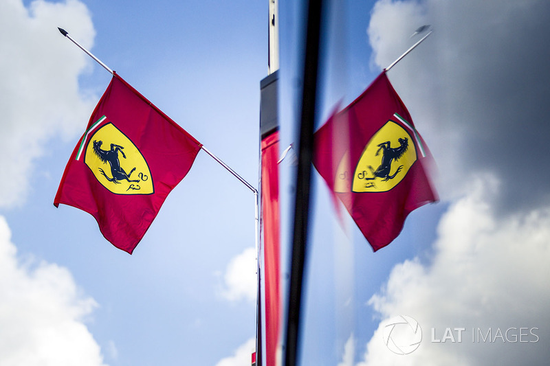 Флаг Ferrari