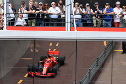 Tifosi e il riflesso di Sebastian Vettel, Ferrari SF71H