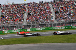 Kimi Raikkonen, Ferrari SF71H esce dalla pit lane alle spalle di Lewis Hamilton, Mercedes-AMG F1 W09