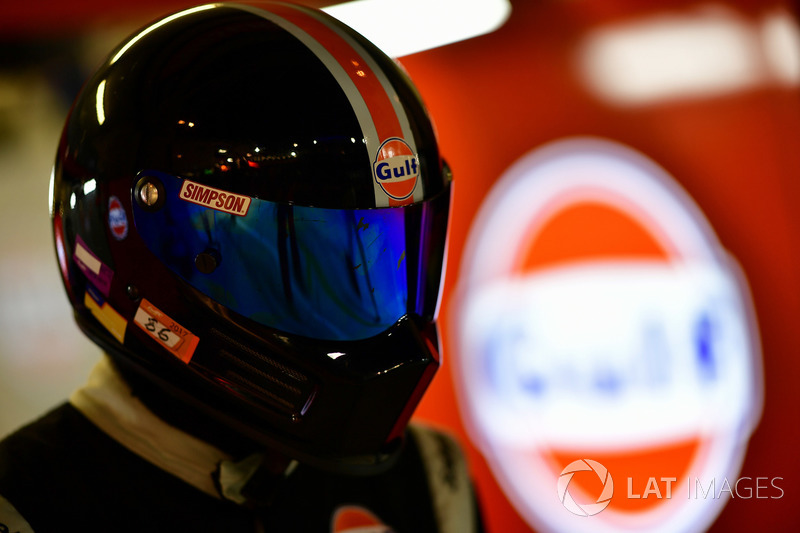 #86 Gulf Racing Porsche 911 RSR: Michael Wainwright, Benjamin Barker, Alex Davison, pit stop