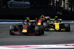 Max Verstappen, Red Bull Racing RB14, Carlos Sainz Jr., Renault Sport F1 Team R.S. 18, Daniel Ricciardo, Red Bull Racing RB14