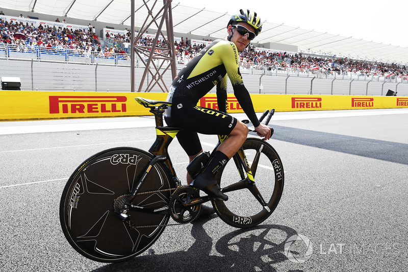 Pesepeda Simon Yates, Michelton-Scott, mengitari trek dengan sepeda