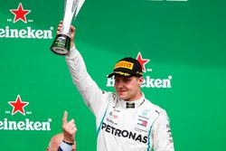 Valtteri Bottas, Mercedes AMG F1, 2° classificato, alza il suo trofeo sul podio