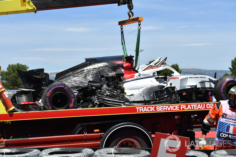 La monoposto incidentata di Marcus Ericsson, Sauber C37, viene recuperata nelle FP1