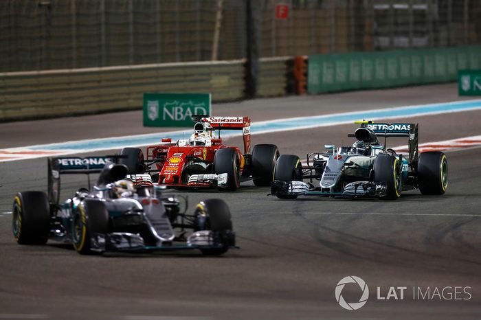 Sebastian Vettel, Ferrari SF16-H, lucha con Nico Rosberg, Mercedes F1 W07 Hybrid, as Lewis Hamilton, Mercedes F1 W07 Hybrid lidera la carrera