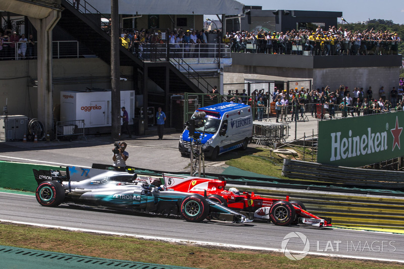 Valtteri Bottas, Mercedes-Benz F1 W08 et Sebastian Vettel, Ferrari SF70H en lutte au départ