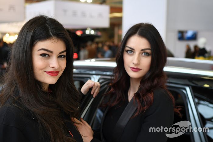 Las chicas en el Salón del Automóvil de Bolonia 2017
