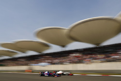 Romain Grosjean, Haas F1 Team VF-18 Ferrari, Pierre Gasly, Toro Rosso STR13 Honda