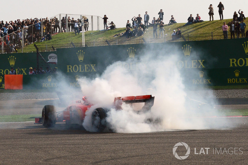 Sebastian Vettel, Ferrari SF71H trompea tras su toque con Max Verstappen, Red Bull Racing RB14