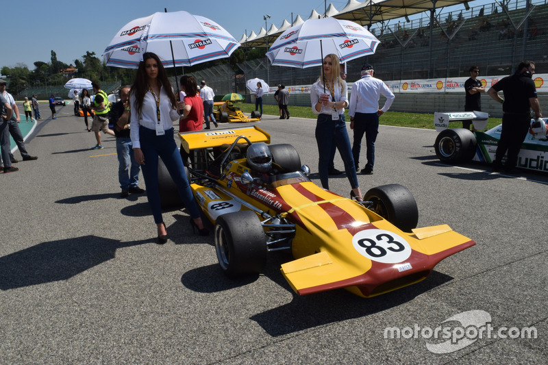 Monoposto storica di F1 in griglia