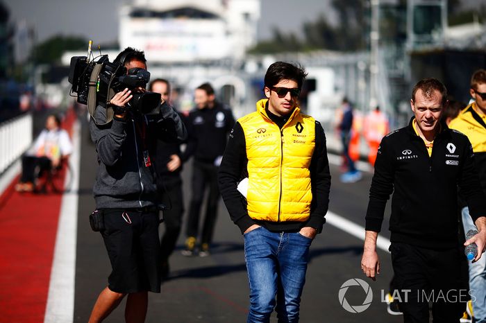 Carlos Sainz Jr., Renault Sport F1 Team es grabado mientras camina por el circuito