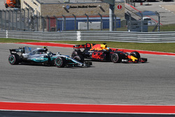 Valtteri Bottas, Mercedes-Benz F1 W08 and Daniel Ricciardo, Red Bull Racing RB13 battle