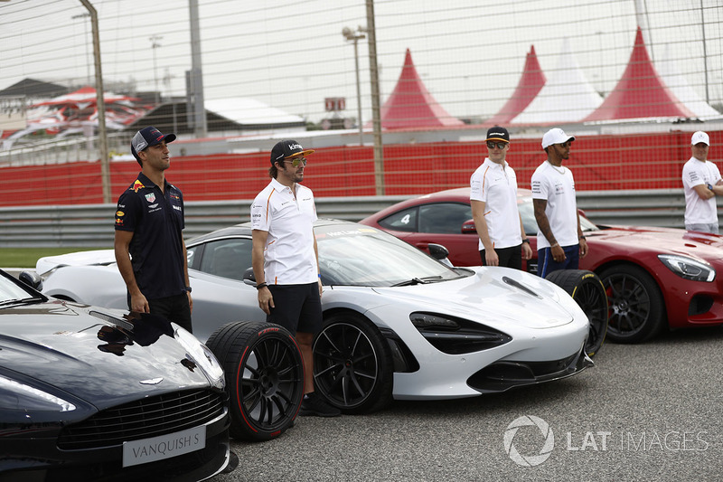 Даніель Ріккардо з Aston Martin Vanquish S, Фернандо Алонсо та Стоффель Вандорн з McLaren 720s, Льюіс Хемілтон і Валттері Боттас з Mercedes AMG GTR