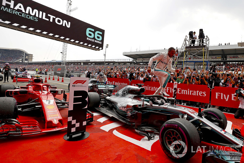 Lewis Hamilton, Mercedes AMG F1, festeggia la vittoria nel parco chiuso