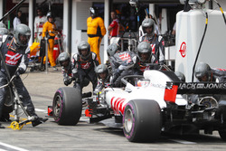 Romain Grosjean, Haas F1 Team VF-18, makes a