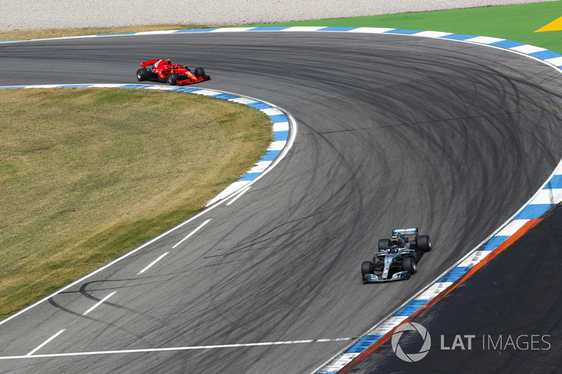 Valtteri Bottas, Mercedes AMG F1 W09, devant Kimi Raikkonen, Ferrari SF71H