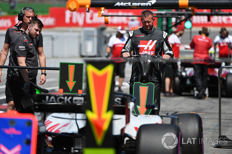 Haas F1 mechanic