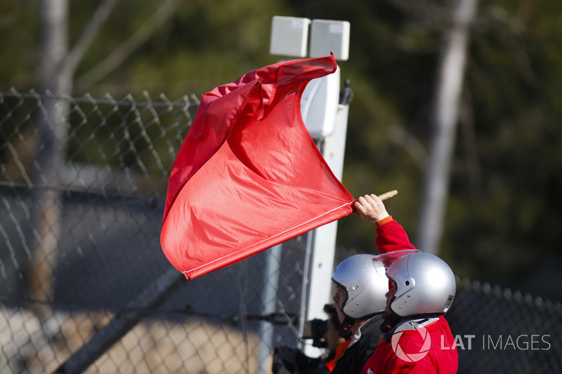 Marshal kibaskan bendera merah