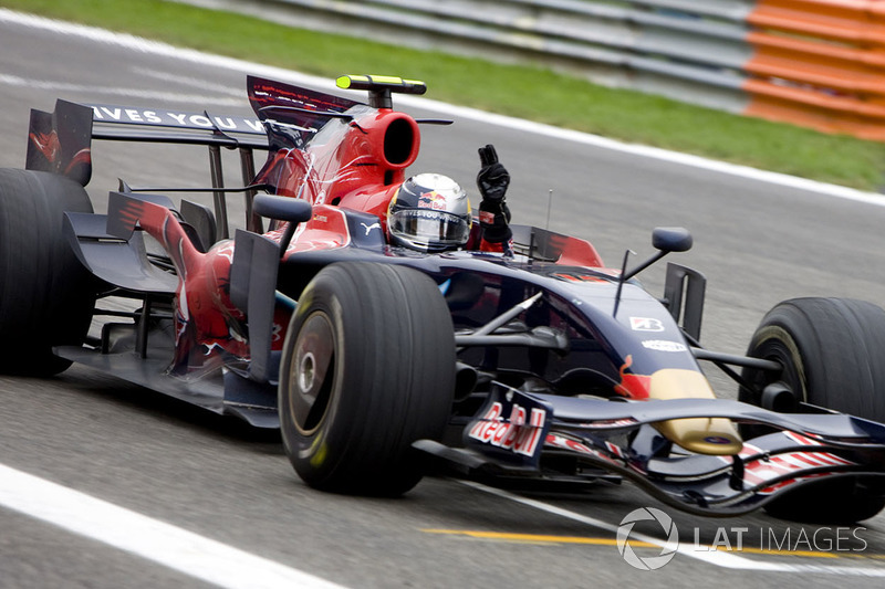 Sebastian Vettel, Scuderia Toro Rosso STR03 cruza la línea para ganar su primer GP