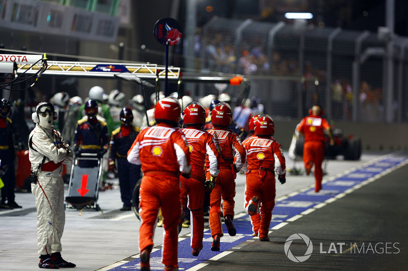 La pit crew Ferrari corre in aiuto di Felipe Massa, Ferrari F2008