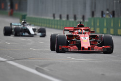 Sebastian Vettel, Ferrari SF71H voor Lewis Hamilton, Mercedes-AMG F1 W09 EQ Power+