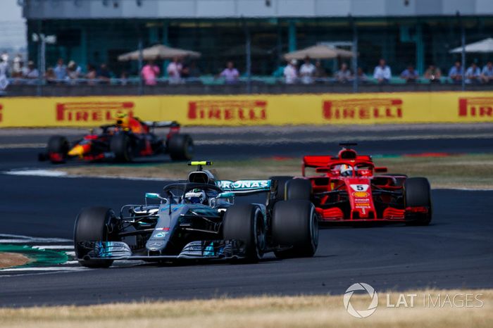 Valtteri Bottas, Mercedes AMG F1 W09, y Sebastian Vettel, Ferrari SF71H