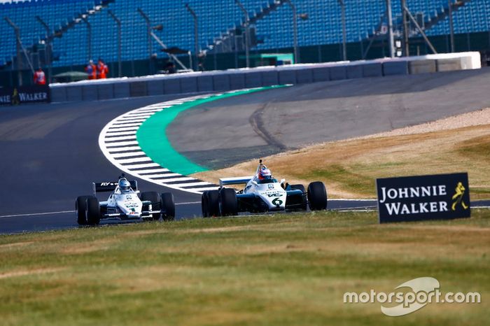 Jenson Button conduce un 1982 Williams FW08B, por delante de Guy Martin en un 1983 Williams FW08C