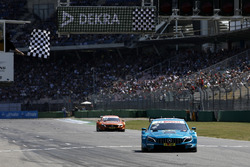 Yarışın kazananı Gary Paffett Mercedes-AMG Team HWA, Mercedes-AMG C63 DTM