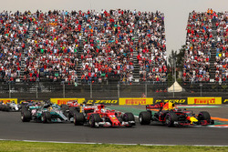 Max Verstappen, Red Bull Racing RB13 mène au départ et touche Sebastian Vettel, Ferrari SF70H