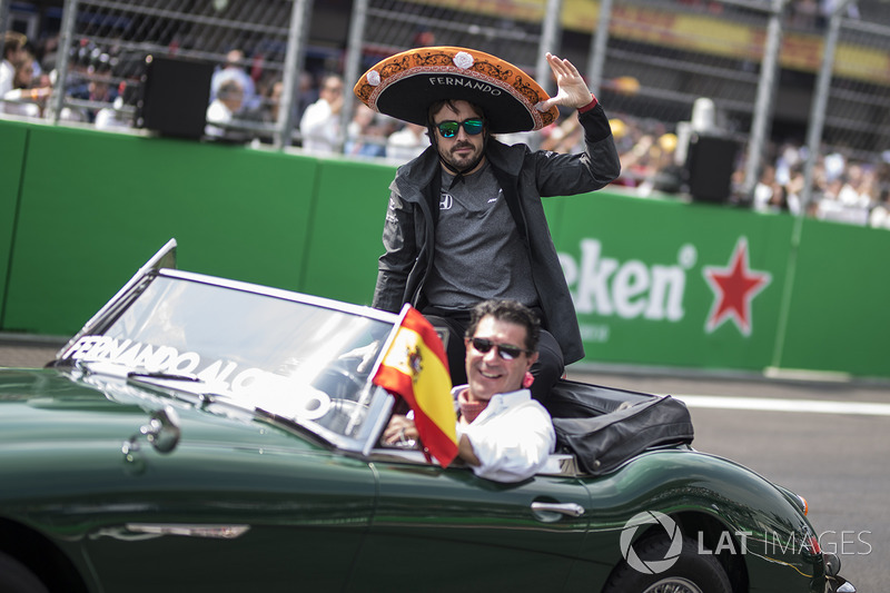 Fernando Alonso, McLaren en el desfile de pilotos