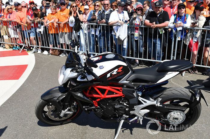 La moto MV Agusta de Lewis Hamilton, Mercedes-AMG F1