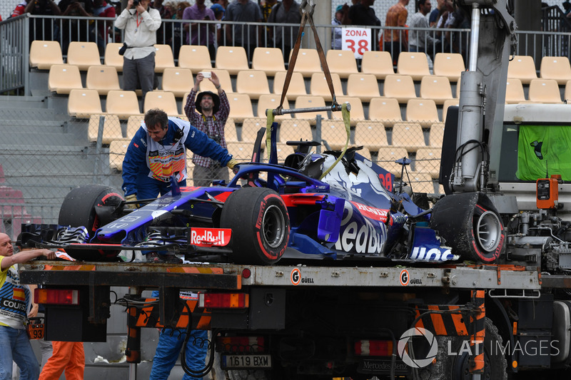 El coche chocado de Brendon Hartley, Scuderia Toro Rosso STR13 es removido