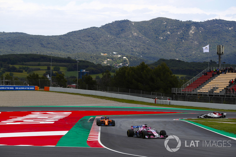 Sergio Perez, Force India VJM11, Stoffel Vandoorne, McLaren MCL33 e Marcus Ericsson, Sauber C37
