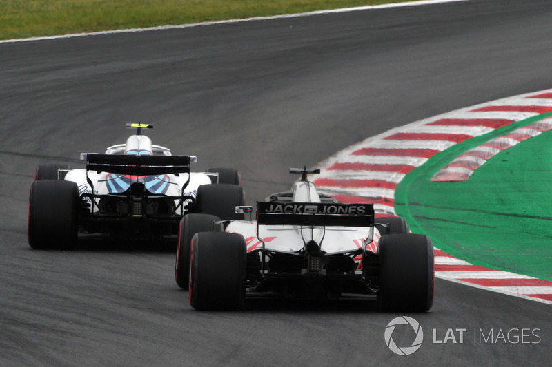 Sergey Sirotkin, Williams FW41 and Romain Grosjean, Haas F1 Team VF-18