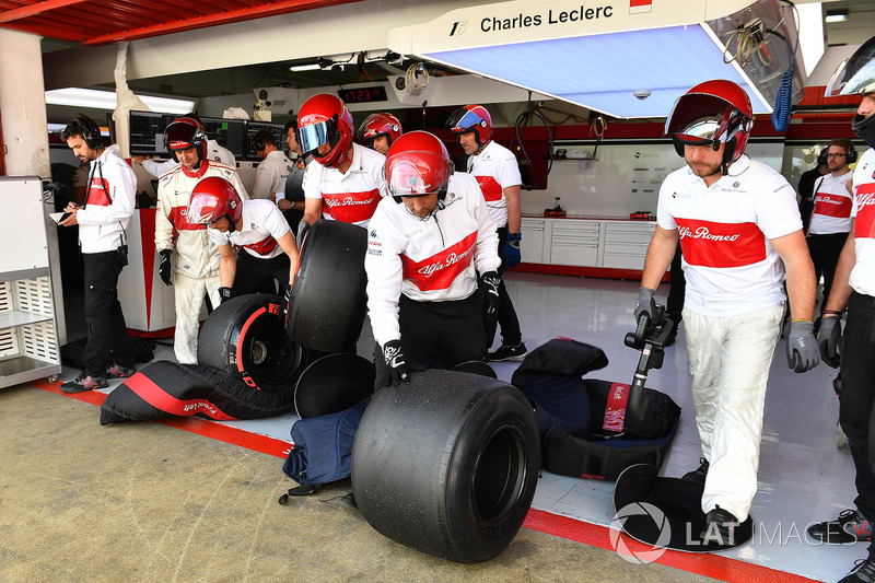 Mekanik Sauber menyiapkan ban Pirelli