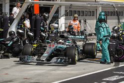 Lewis Hamilton, Mercedes AMG F1 W09 pit stop
